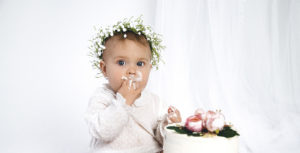 Cakesmash fotoshoot moeder en dochter bloemen fotografie kortrijk wevelgem ieper roeselare babyfotografie kinderen