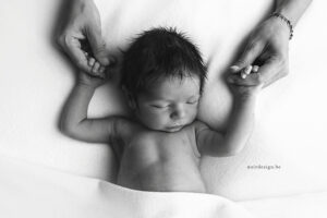 NOIR fotografie newborn fotografie Oost- en West-Vlaanderen naturelle geposeerde studio babyfotografie Julie Van Brabant