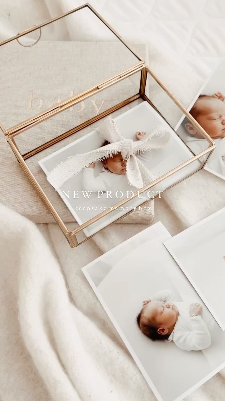A stylish way to show off your photos on your coffee table at home. New on the webshop: the keepsake memory box. A glass box including 40 matted prints. Nice to have, even nicer to gift 🎄✨
.
.
.
#memories #keepsake #photobox #newborn #newbornphotos #newbornphotography #newbornphotographer